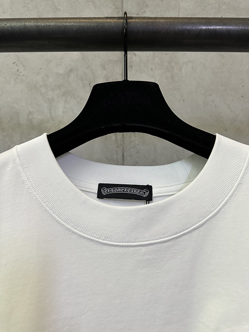 クロムハーツブランドスーパーコピー 前面と背面に十クロス歯ブラシの刺繍がされた半袖Tシャツ