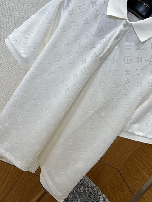 ルイヴィトン クラシックなモノグラムプリントの半袖ポロシャツ