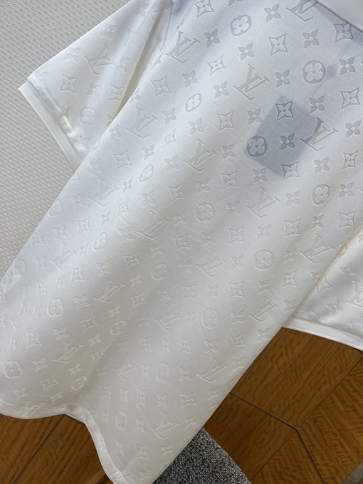 ルイヴィトン クラシックなモノグラムプリントの半袖ポロシャツ