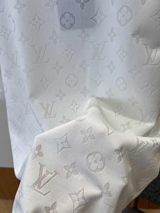 ルイヴィトン クラシックなモノグラムプリントの半袖ポロシャツ