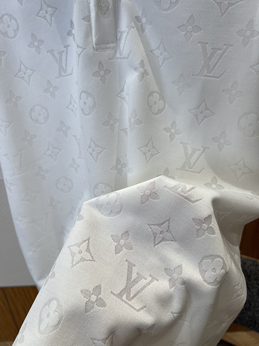 ルイヴィトン クラシックなモノグラムプリントの半袖ポロシャツ