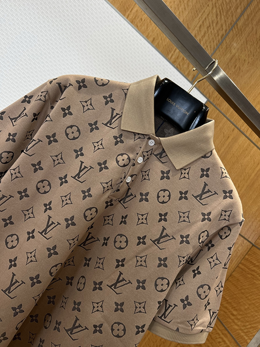 ルイヴィトン クラシックなモノグラムプリントの半袖ポロシャツ