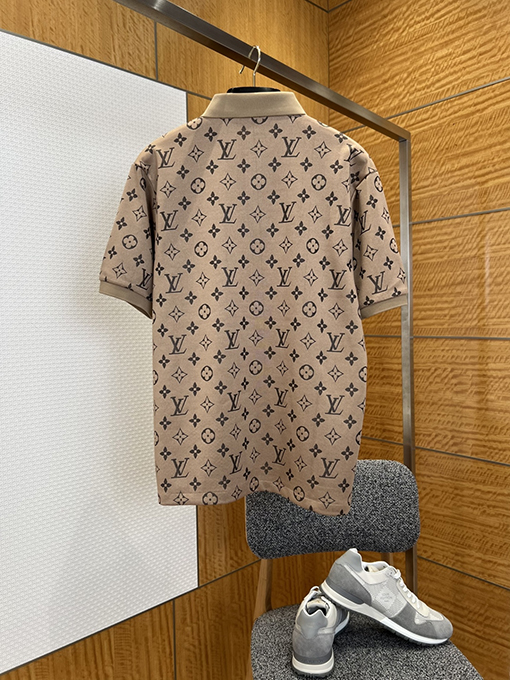 ルイヴィトン クラシックなモノグラムプリントの半袖ポロシャツ