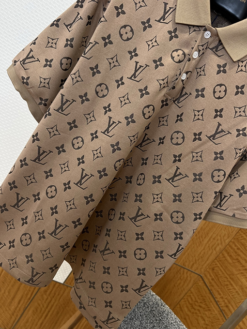 ルイヴィトン クラシックなモノグラムプリントの半袖ポロシャツ