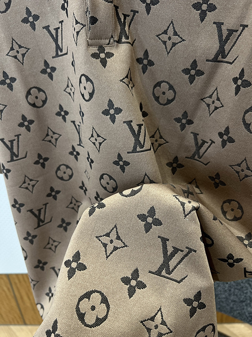 ルイヴィトン クラシックなモノグラムプリントの半袖ポロシャツ