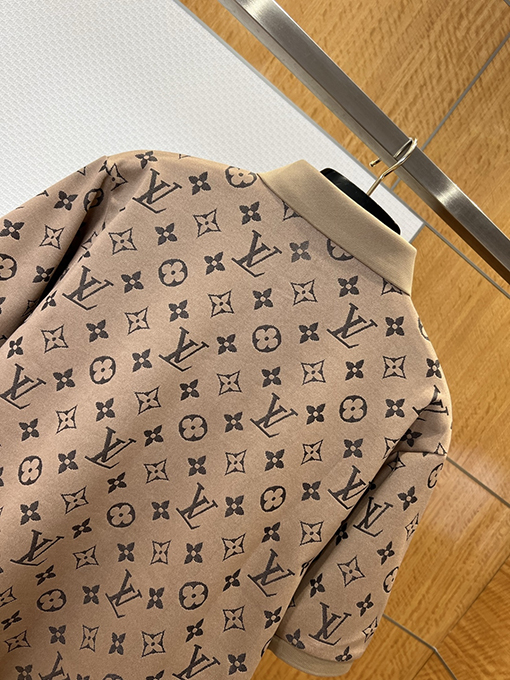 ルイヴィトン クラシックなモノグラムプリントの半袖ポロシャツ