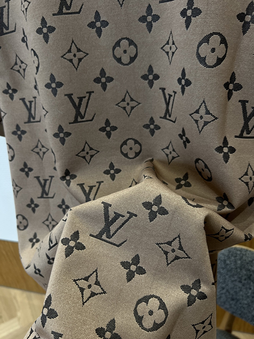 ルイヴィトン クラシックなモノグラムプリントの半袖ポロシャツ