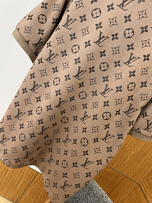 ルイヴィトン クラシックなモノグラムプリントの半袖ポロシャツ