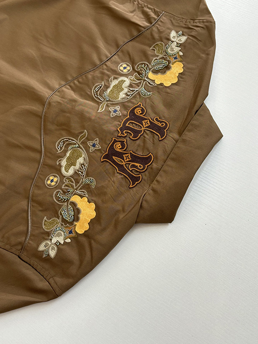 ルイヴィトンスーパーコピー ビーズ装飾をしたウエスタン風の花柄刺繍入り長袖シャツ