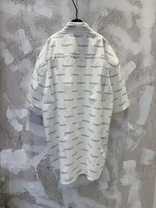 バレンシアガ 大きなアウトラインの弾文字プリントの半袖シャツ