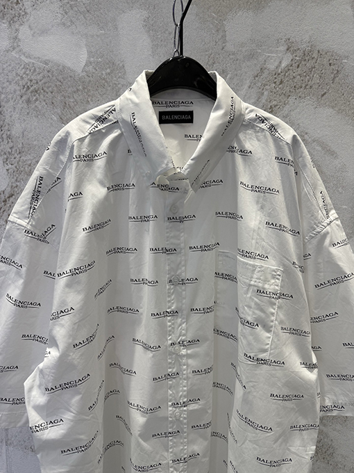 バレンシアガ 大きなアウトラインの弾文字プリントの半袖シャツ