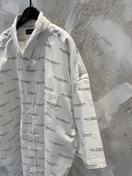 バレンシアガ 大きなアウトラインの弾文字プリントの半袖シャツ