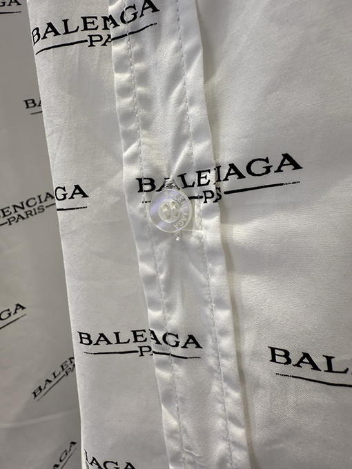 バレンシアガ 大きなアウトラインの弾文字プリントの半袖シャツ