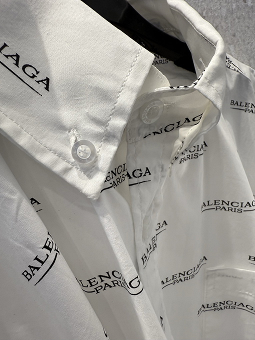 バレンシアガ 大きなアウトラインの弾文字プリントの半袖シャツ