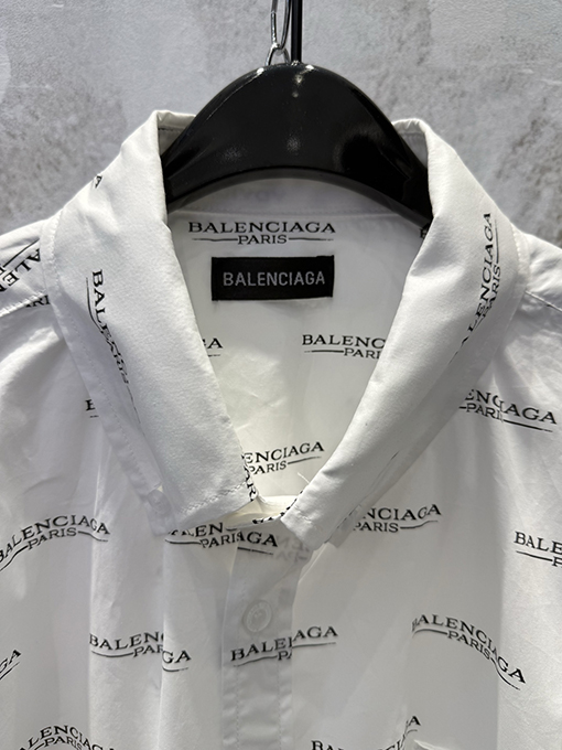 バレンシアガ 大きなアウトラインの弾文字プリントの半袖シャツ
