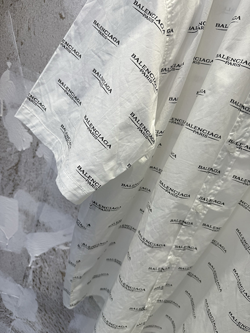 バレンシアガ 大きなアウトラインの弾文字プリントの半袖シャツ