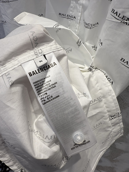 バレンシアガ 大きなアウトラインの弾文字プリントの半袖シャツ