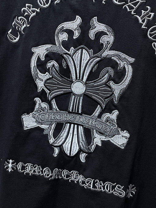 クロムハーツコピー サンスクリット語の剣とクロスの刺繍パッチワーク半袖Tシャツ
