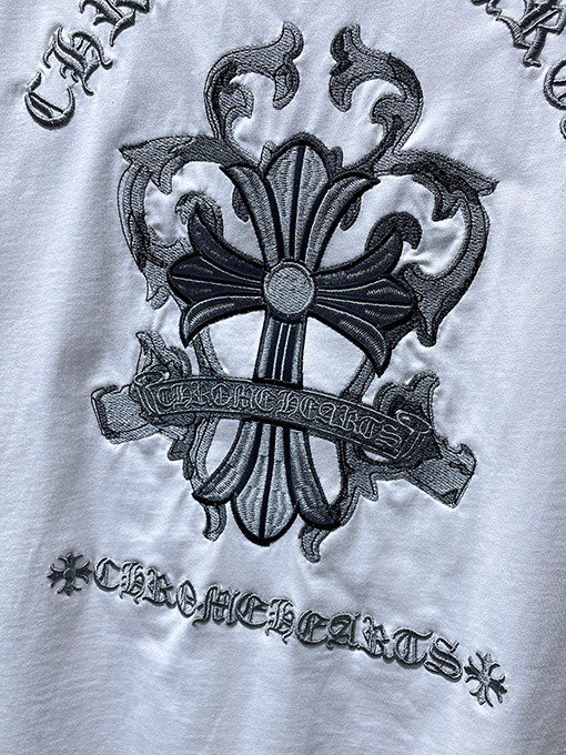 クロムハーツコピー サンスクリット語の剣とクロスの刺繍パッチワーク半袖Tシャツ
