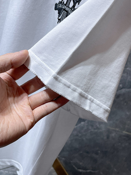 クロムハーツコピー サンスクリット語の剣とクロスの刺繍パッチワーク半袖Tシャツ