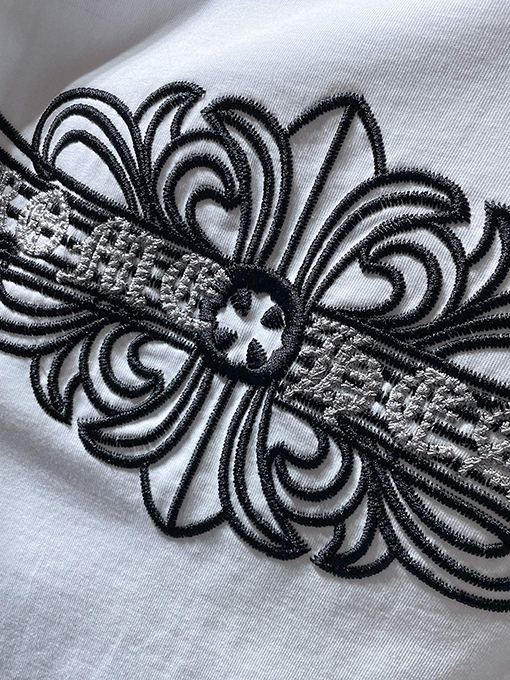 クロムハーツ クラシックなサンスクリット文字の半袖Tシャツ