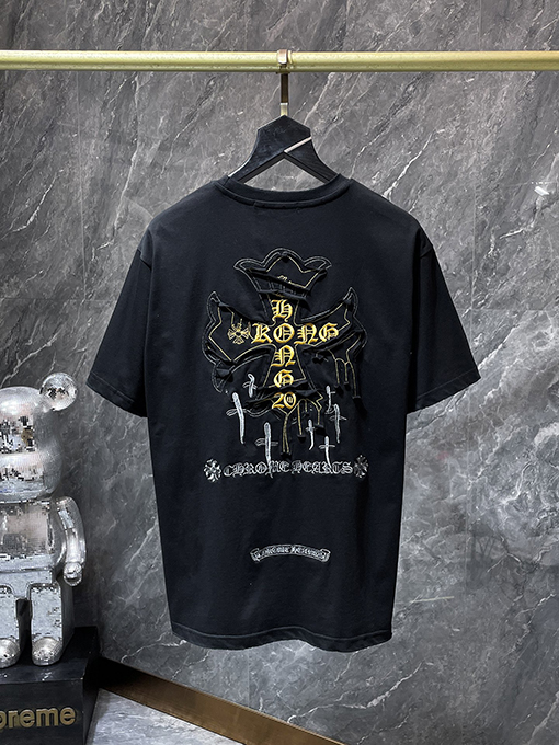 クロムハーツスーパーコピー サンスクリット語のクロス手刺繍アップリケがされた半袖Tシャツ