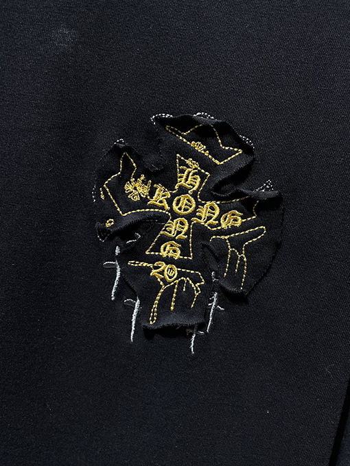 クロムハーツスーパーコピー サンスクリット語のクロス手刺繍アップリケがされた半袖Tシャツ