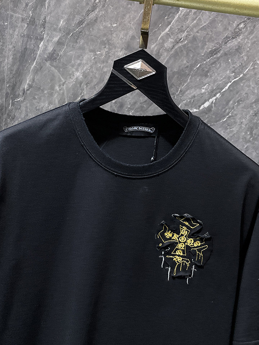 クロムハーツスーパーコピー サンスクリット語のクロス手刺繍アップリケがされた半袖Tシャツ