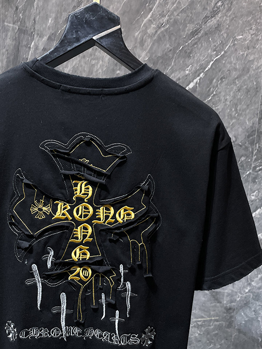 クロムハーツスーパーコピー サンスクリット語のクロス手刺繍アップリケがされた半袖Tシャツ