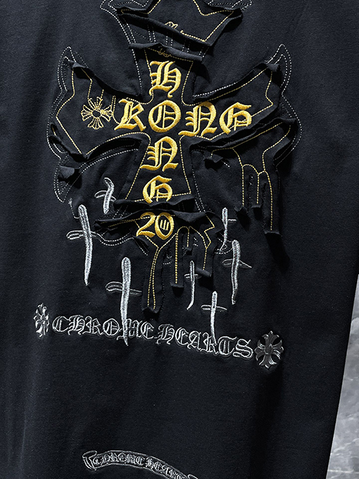 クロムハーツスーパーコピー サンスクリット語のクロス手刺繍アップリケがされた半袖Tシャツ