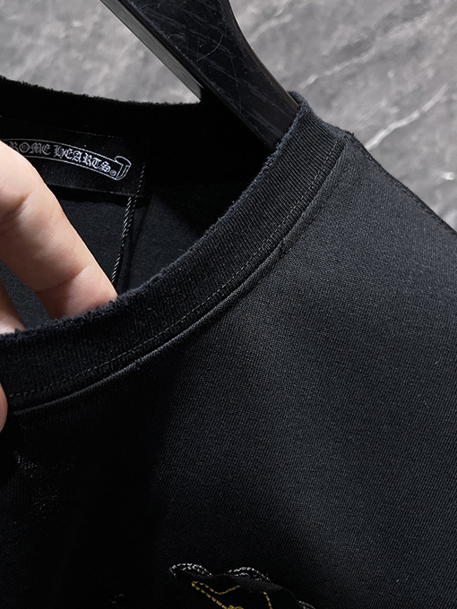 クロムハーツスーパーコピー サンスクリット語のクロス手刺繍アップリケがされた半袖Tシャツ