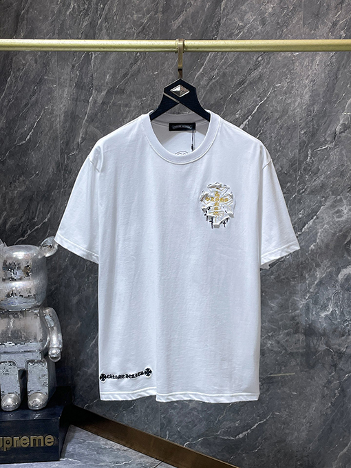 クロムハーツスーパーコピー サンスクリット語のクロス手刺繍アップリケがされた半袖Tシャツ