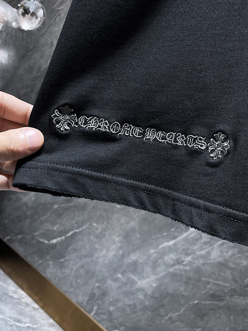 クロムハーツスーパーコピー サンスクリット語のクロス手刺繍アップリケがされた半袖Tシャツ