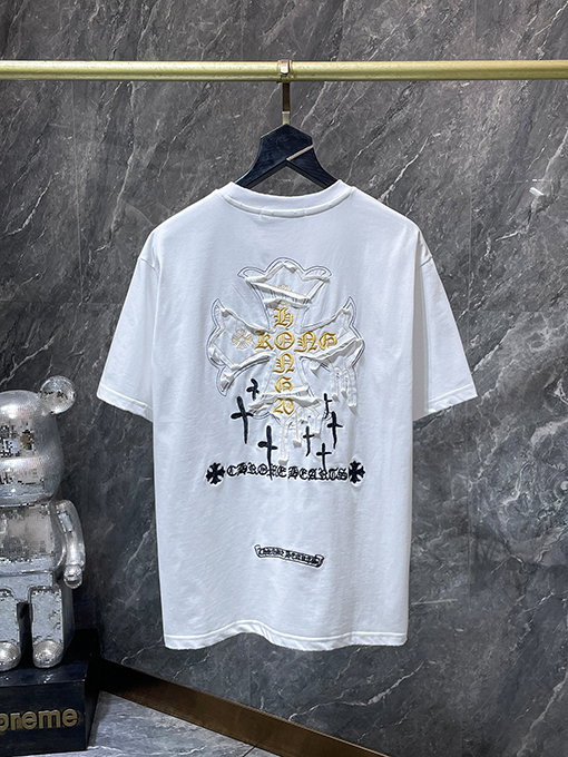 クロムハーツスーパーコピー サンスクリット語のクロス手刺繍アップリケがされた半袖Tシャツ