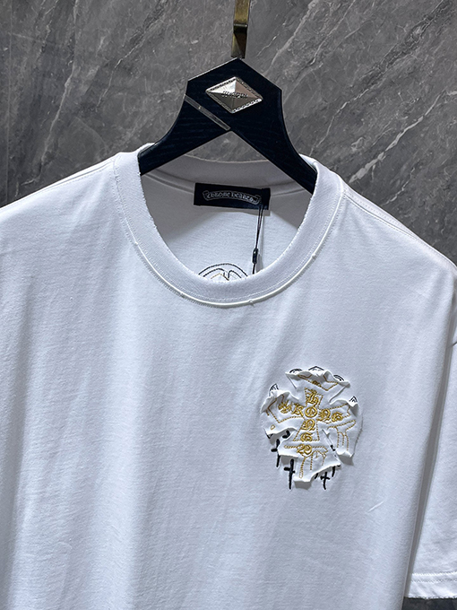 クロムハーツスーパーコピー サンスクリット語のクロス手刺繍アップリケがされた半袖Tシャツ