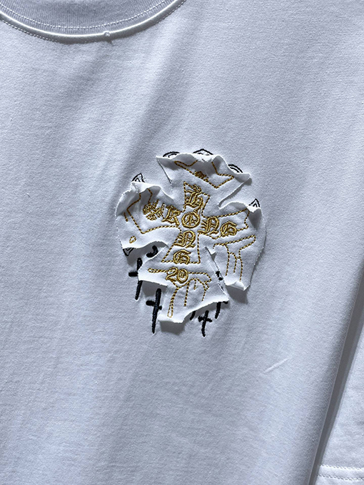 クロムハーツスーパーコピー サンスクリット語のクロス手刺繍アップリケがされた半袖Tシャツ