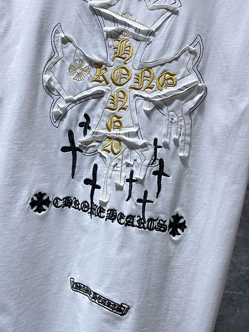 クロムハーツスーパーコピー サンスクリット語のクロス手刺繍アップリケがされた半袖Tシャツ