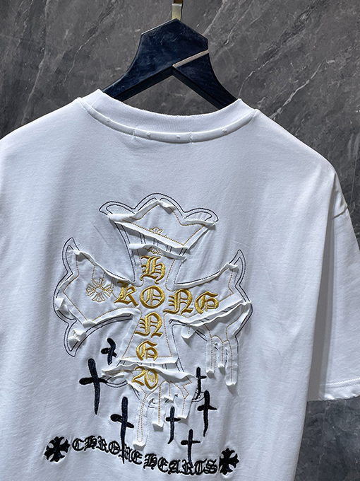 クロムハーツスーパーコピー サンスクリット語のクロス手刺繍アップリケがされた半袖Tシャツ