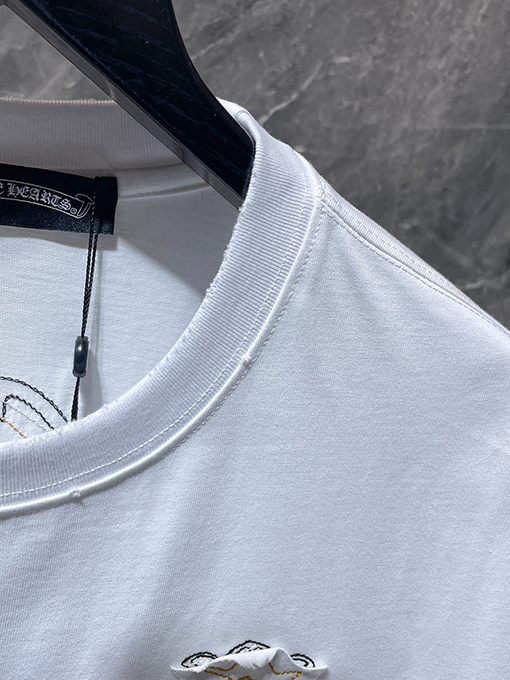 クロムハーツスーパーコピー サンスクリット語のクロス手刺繍アップリケがされた半袖Tシャツ