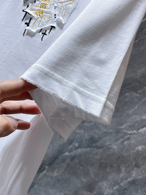 クロムハーツスーパーコピー サンスクリット語のクロス手刺繍アップリケがされた半袖Tシャツ