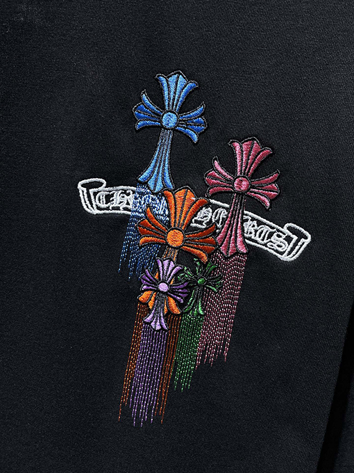 クロムハーツ カラフルなサンスクリット語のクロスタッセル刺繍入り半袖Tシャツ