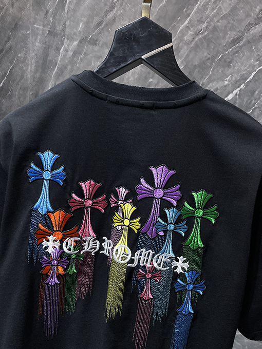 クロムハーツ カラフルなサンスクリット語のクロスタッセル刺繍入り半袖Tシャツ