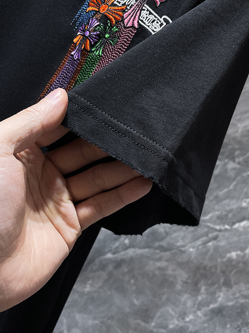 クロムハーツ カラフルなサンスクリット語のクロスタッセル刺繍入り半袖Tシャツ