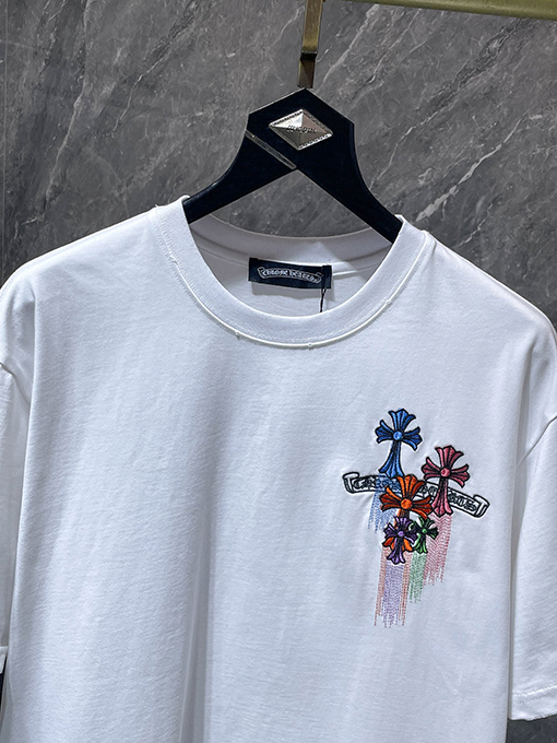 クロムハーツ カラフルなサンスクリット語のクロスタッセル刺繍入り半袖Tシャツ