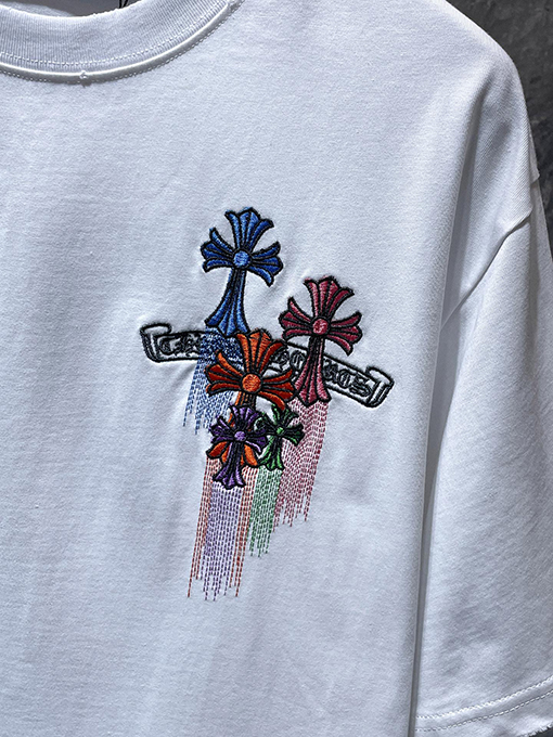 クロムハーツ カラフルなサンスクリット語のクロスタッセル刺繍入り半袖Tシャツ