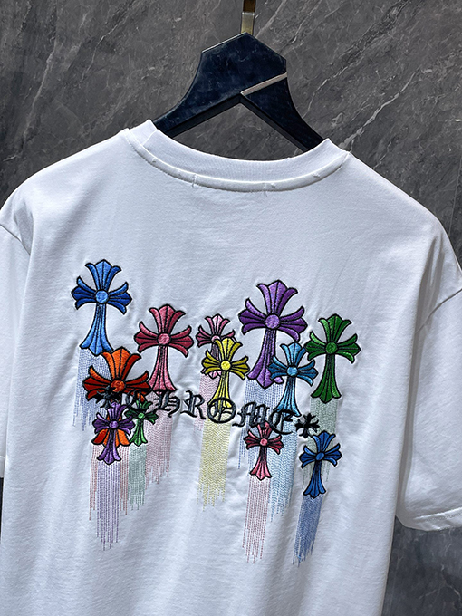 クロムハーツ カラフルなサンスクリット語のクロスタッセル刺繍入り半袖Tシャツ