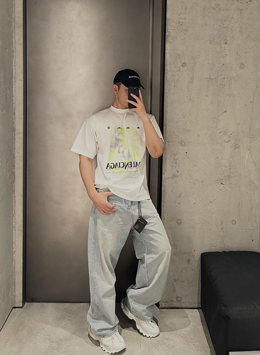 バレンシアガ Balenciaga アーティスティックプリントの半袖Tシャツ