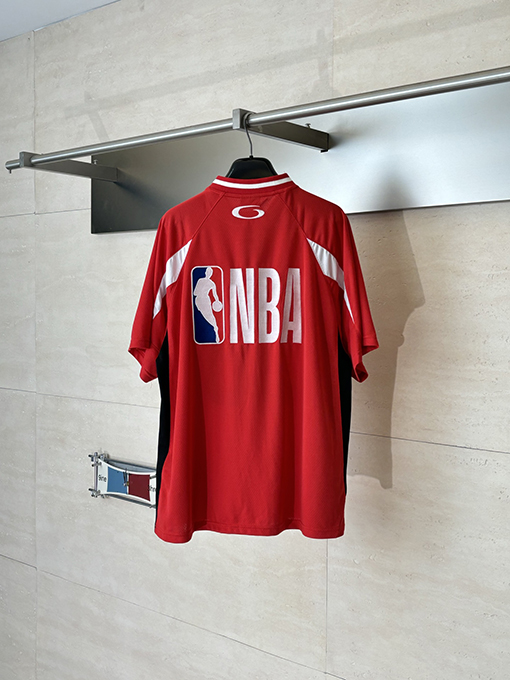 バレンシアガスーパーコピー Balenciaga NBA コラボレーションシリーズ 刺繍入りジャージー半袖Tシャツ