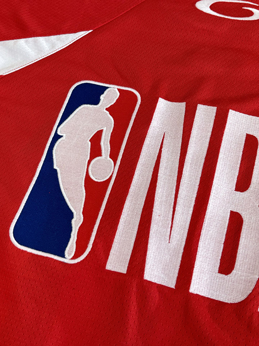 バレンシアガスーパーコピー Balenciaga NBA コラボレーションシリーズ 刺繍入りジャージー半袖Tシャツ