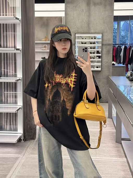 バレンシアガコピー BALENCIAGA ゴシックスタイルのゴシック文字プリントダメージの半袖Tシャツ